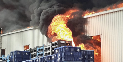 Hasiči zasahují u požáru haly v Žebráku, hustý dým je vidět na kilometry daleko