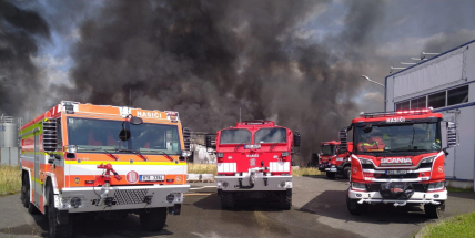 Hasiči dál hasí požár haly v Žebráku