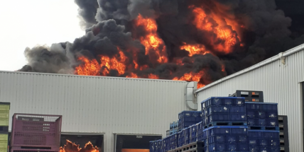 Škoda po požáru průmyslové haly v Žebráku je předběžně 1,5 miliardy korun