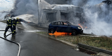 Hasiči přes noc likvidovali požár haly v Žebráku, hledají skrytá ohniska