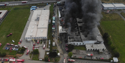 V Žebráku shořela hala na výrobu plastů, škoda je čtvrtá nejvyšší za 33 let