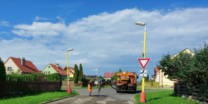 Město opravuje silnice novou "tryskovou" metodou