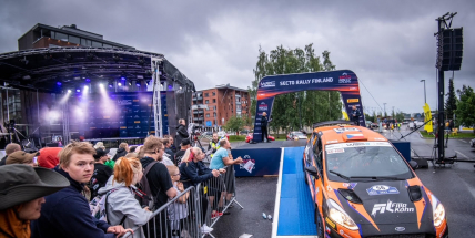 Tak to konečně cinklo! Rallyový talent Filip Kohn si společně s anglickým spolujezdcem Tomem Woodburnem dojeli pro první světový pohár