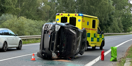 U Brodu přetočila řidička auto na bok, zranila se lehce