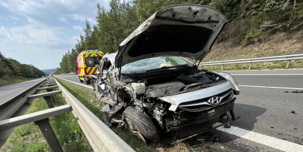 Na D4 do odstaveného nákladního vozu narazil opilý řidič osobáku, policisté dálnici uzavřeli
