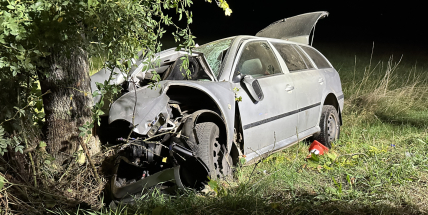 Na Příbramsku narazilo auto do stromu, těžce zraněného řidiče přepravil do nemocnice vrtulník