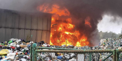 V Dolních Hbitech hoří třídírna odpadu, hasiči vyhlásili nejvyšší stupeň požárního poplachu