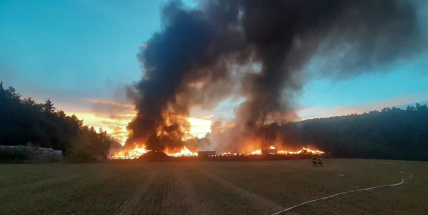 Hasiči pokračují s dohašováním požáru třídírny v Dolních Hbitech na Příbramsku