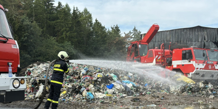 Den poté. Podívejte se, jak to vypadá na místě vyhořelé haly třídírny odpadu v Dolních Hbitech