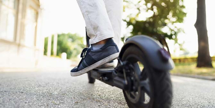 Velká středočeská města sdílené elektrokoloběžky nenabízí