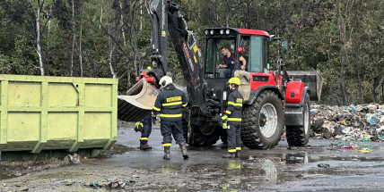 Hasiči ukončili po 24 hodinách zásah u požáru třídírny odpadů na Příbramsku