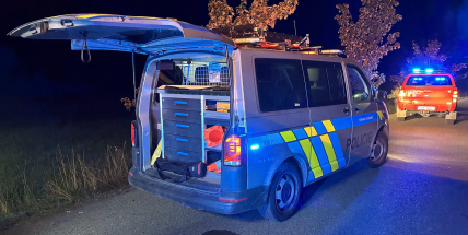 U Dlouhé Lhoty přetočil řidič auto na střechu, test na alkohol odmítl