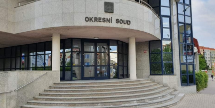 Soud uvalil vazbu na muže, který měl pohlavně zneužít dívku na dětském táboře v Rožmitále