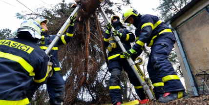 Středočeským hasičům přibylo zásahů kvůli počasí, napilno měli i energetici