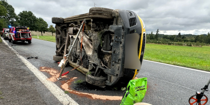 U Rožmitálu přetočil řidič dodávku na bok, zranil se lehce