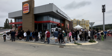 Na otevření Burger Kingu v Příbrami dorazily davy lidí, fast food rozdával burgery zdarma