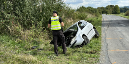 Řidiči u Dlouhé Lhoty se měl za jízdy zablokovat volant. Sjel ze silnice a narazil do betonového propustku