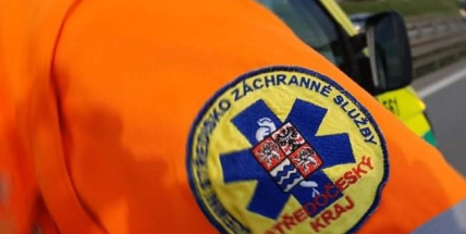 Opilá žena v Sedlčanech stála v okně ve čtvrtém patře a chtěla skočit, záchranáři ji to rozmluvili