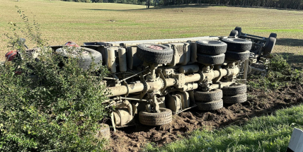 U Zrůbku skončil nákladní vůz s vlekem na boku, převážel 27 tun štěrku
