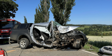 Řidič u Sedlčan za jízdy usnul a naboural do stromu, pro spolujezdce letěl vrtulník