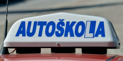 Do autoškoly na osobní auto budou moct lidé od 15 let a šesti měsíců