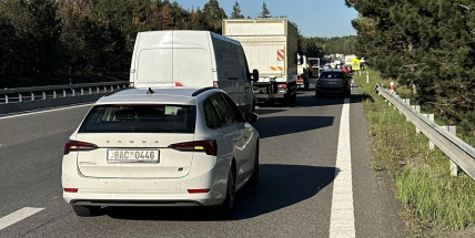 D4 u Dobříše uzavřely nehody motocyklu a tří osobních aut, čtyři lidé se zranili