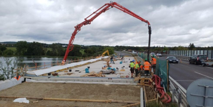 Stavbaři dokončují přestavbu dvou mostů na dálnici D4 u Staré Hutě
