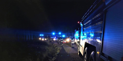 Opilý muž šel vykonat potřebu a zapadl do bahna. Pomohli mu hasiči