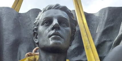 Na pomník obětem první světové války v Příbrami se vrátila socha jinocha