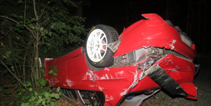 Řidiči u Milína měla vběhnout srna na silnici, převrátil auto na střechu