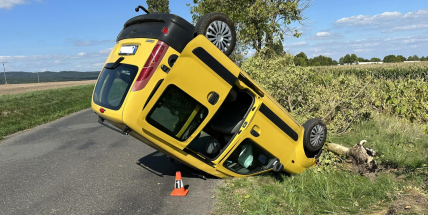 U Kotenčic skončilo auto na střeše, řidič odešel