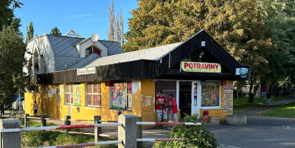 Opilý a pozvracený muž u koloniálu na Rynečku nadával policistům, skončil v cele