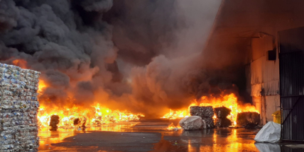 Příčina požáru třídírny odpadů v Dolních Hbitech zatím není známá