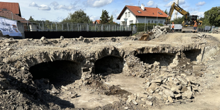 Stavbaři opravují památkově chráněný most v Dobříši, kameny musí ručně rozebrat