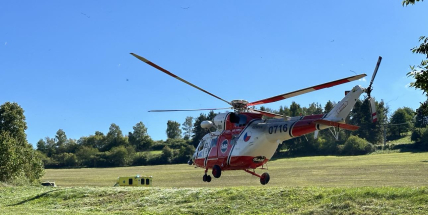 Pro sraženou cyklistku letěl k Oborám vrtulník