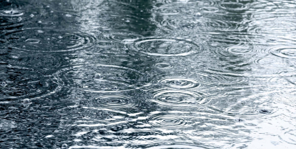 Na víkend se ochladí a bude pršet