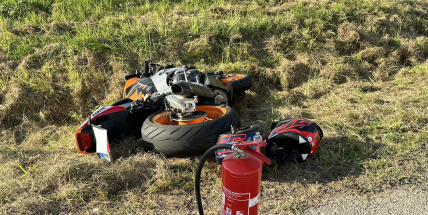 Strakonickou silnici uzavřela nehoda motorkáře s autem, dva zranění