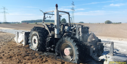 Na Příbramsku shořel traktor a zemní fréza, škoda je sedm milionů korun