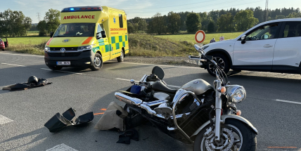 Motorkář na Příbramsku předjížděl kolonu, narazil do auta, které odbočovalo