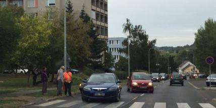 Nehoda ve Školní ulici komplikuje dopravu