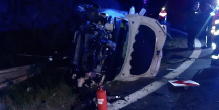 Na D4 u Voznice skončilo auto na boku, řidič před příjezdem policie odešel