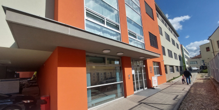 Kvůli pokračující rekonstrukci v nemocnici se uzavře průchod mezi pavilony