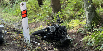 Pro těžce zraněného motorkáře na Příbramsku letěl vrtulník