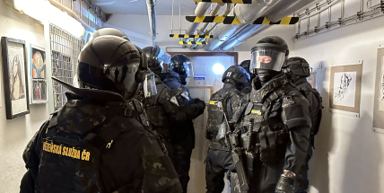 Video: Příslušníci Věznice Příbram nacvičovali potlačení vzpoury odsouzených