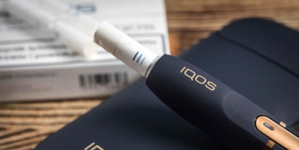 V pondělí začne platit zákaz prodeje zahřívaného tabáku s příchutěmi