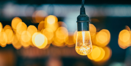 ČEZ v příštím roce zlevní elektřinu a plyn