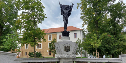 Časová schránka bude do sochy umístěna při pietním aktu ve středu 25. října