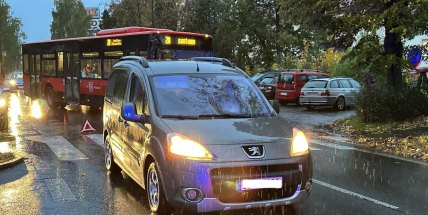 Jeden řidič u přechodu zastavil, druhý chodkyni přehlédl a srazil ji