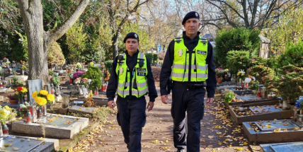 Strážníci zesílili hlídky na hřbitovech