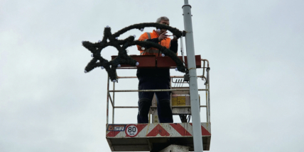 Vánoce se blíží, Příbram začíná zdobit ulice. Rozsvítí se ale až na advent